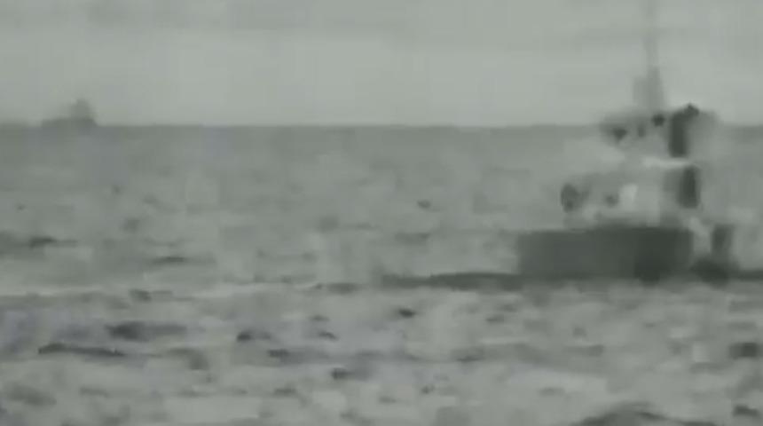 Ege'de hareketli anlar! Karasularını ihlal eden Yunan botları engellendi