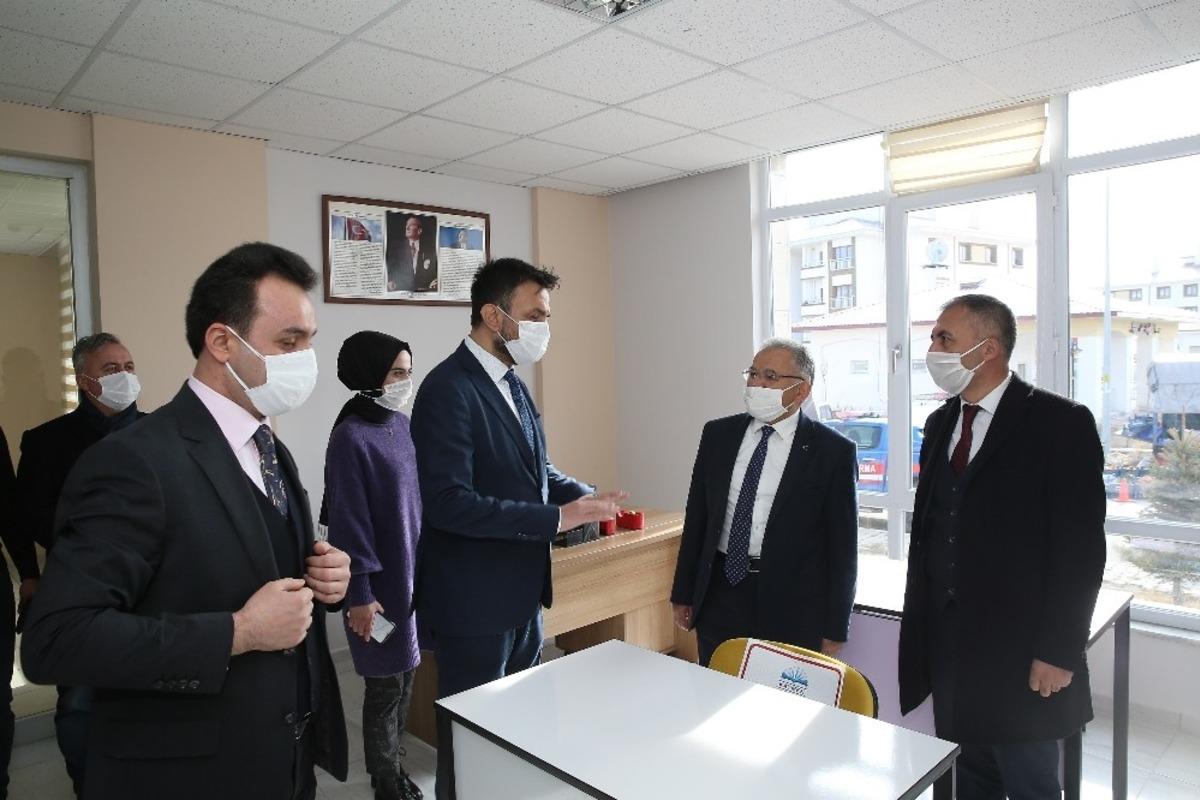 Başkan B&uuml;y&uuml;kkılı&ccedil;, sıfır vakaya d&uuml;şen Sarız&rsquo;da k&uuml;t&uuml;phane a&ccedil;tı, muhtarlara seslendi