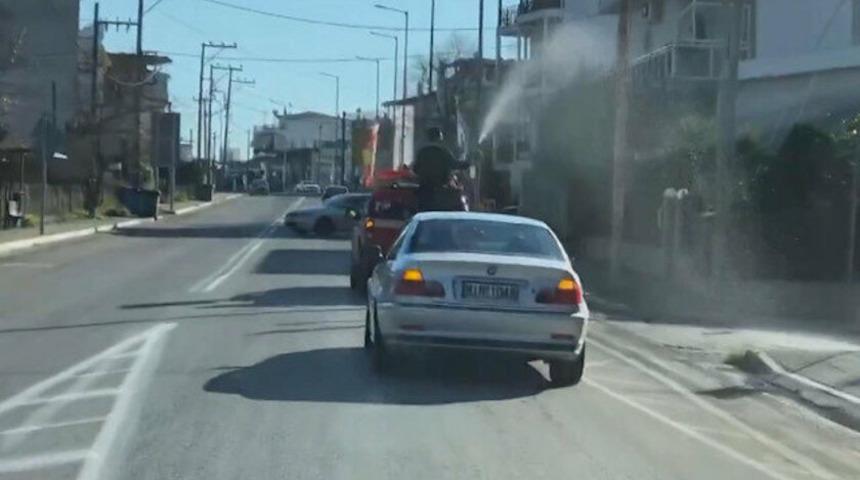 Yunanistan'da papaz k&ouml;y&uuml; kamyonetle kutsadı