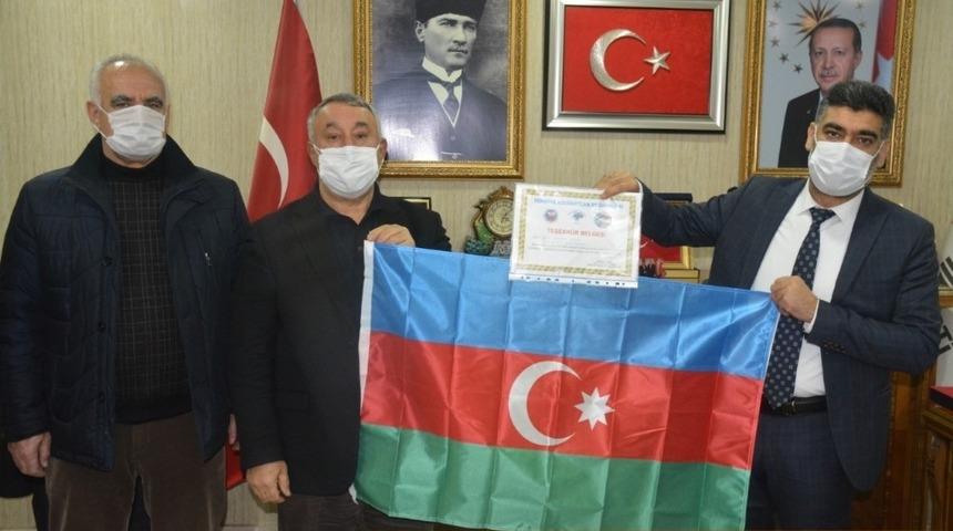TADDEF, Ak Parti İl Başkanına teşekk&uuml;r belgesi ve Azerbaycan bayrağı hediye etti