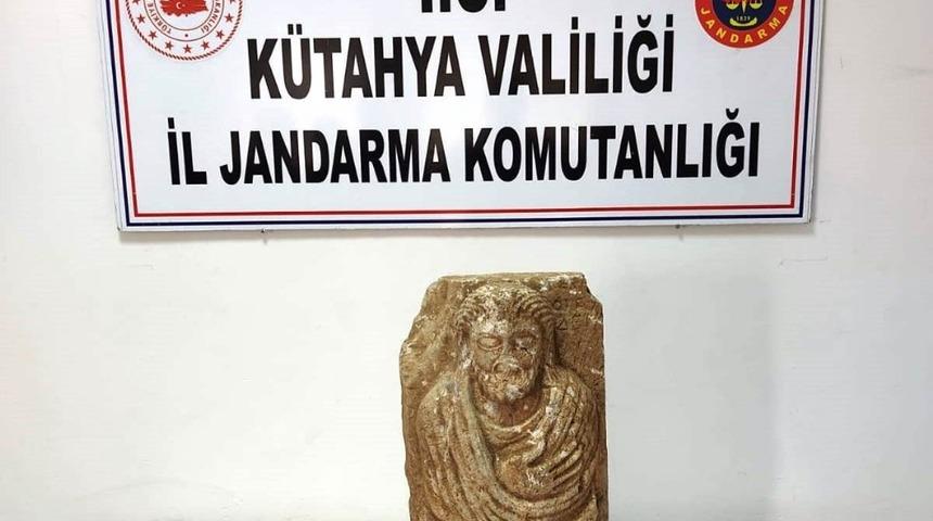 K&uuml;tahya&rsquo;da Roma d&ouml;nemine ait insan fig&uuml;rl&uuml; heykel ele ge&ccedil;irildi