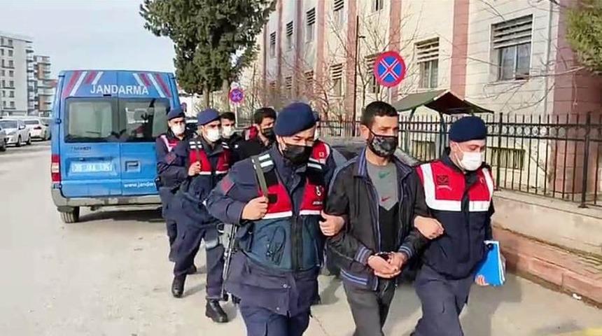 7 kişi, iki kişiyi darp edip ara&ccedil;larına pompalı t&uuml;fekle ateş a&ccedil;tı