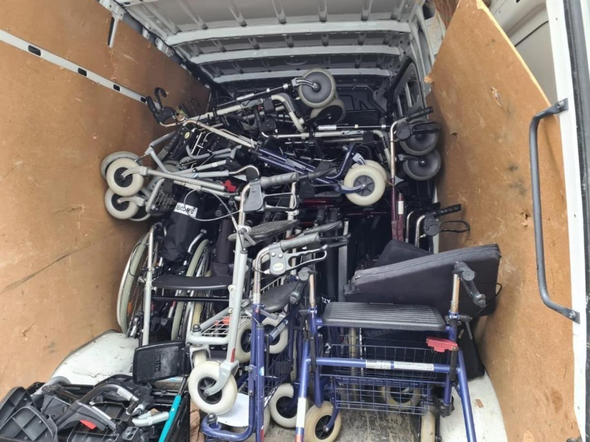 Tekerlekli sandalye ve y&uuml;r&uuml;te&ccedil; bağışı