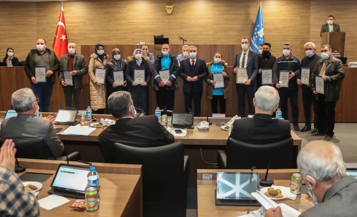 Teşekk&uuml;r plaketi ile &ouml;d&uuml;llendirildiler