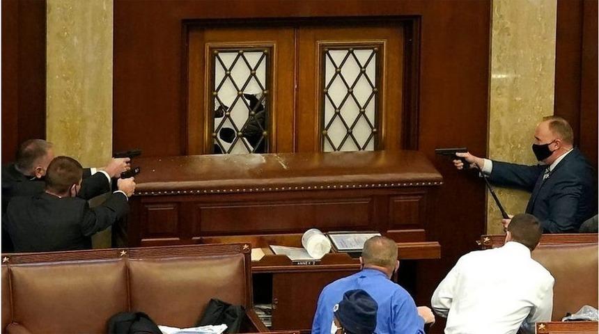 ABD Kongresi'nde yaşananları g&ouml;rg&uuml; tanığı anlatıyor: 'Kapıyı kırmaya &ccedil;alıştılar, sonra bir silah sesi duydum'