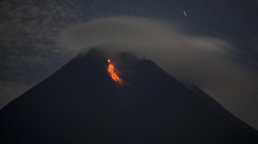 Endonezya&rsquo;da Merapi Yanardağı&rsquo;nda iki patlama: 500 kişi tahliye edildi