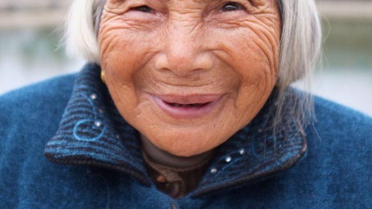 Yaşlı kadınlar çete kurdu: Önüne geçene tükürüyorlar!