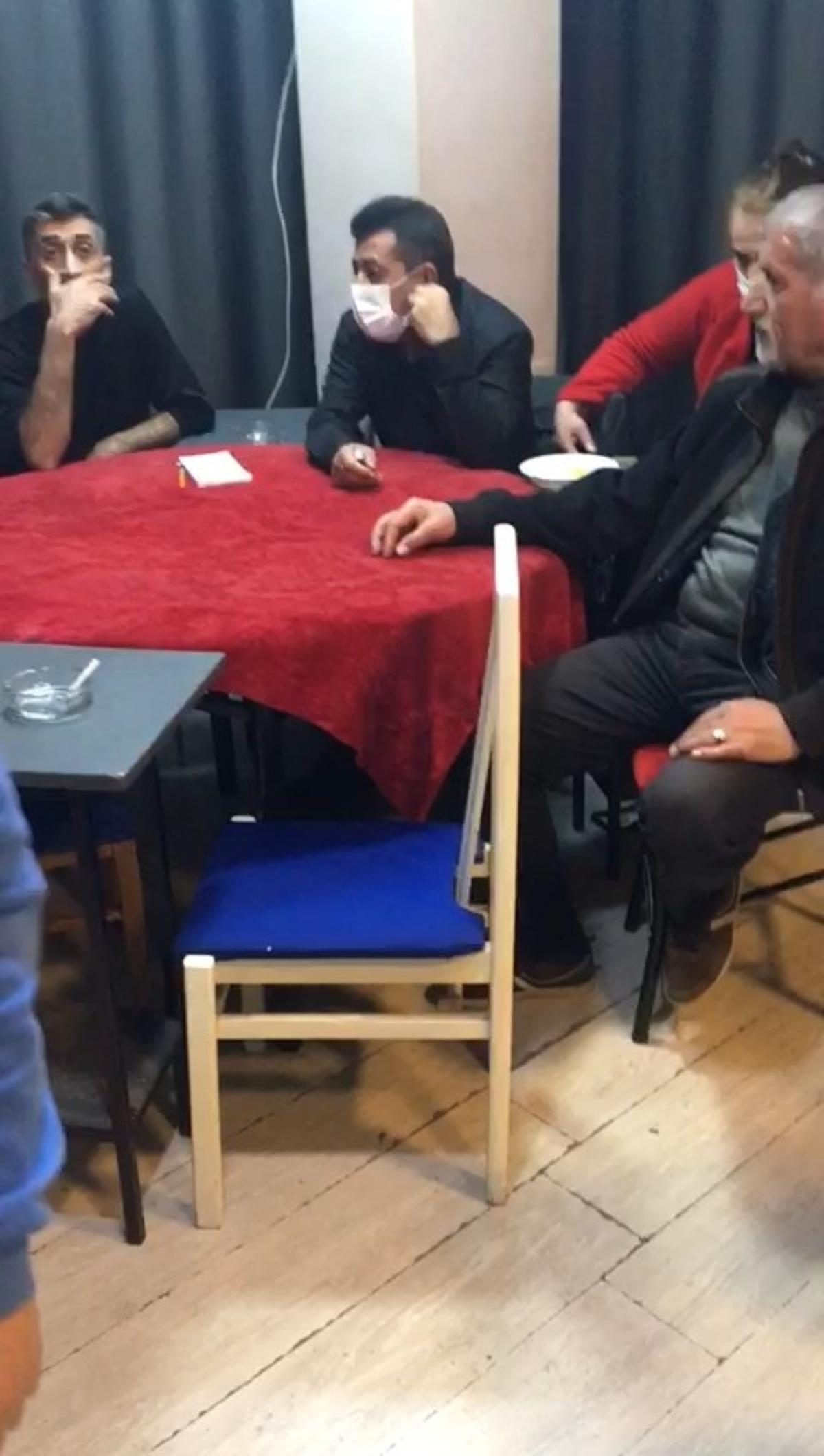 Polisi g&ouml;r&uuml;nce tezg&acirc;hın altına saklandı