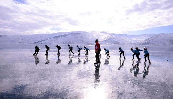 Türkiye’nin en büyük buz pisti! Çıldır Gölü’nün yüzeyi dondu, buz pateni ve buzda bisiklet keyfi başladı