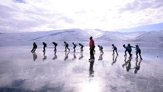 Türkiye’nin en büyük buz pisti! Çıldır Gölü’nün yüzeyi dondu, buz pateni ve buzda bisiklet keyfi başladı