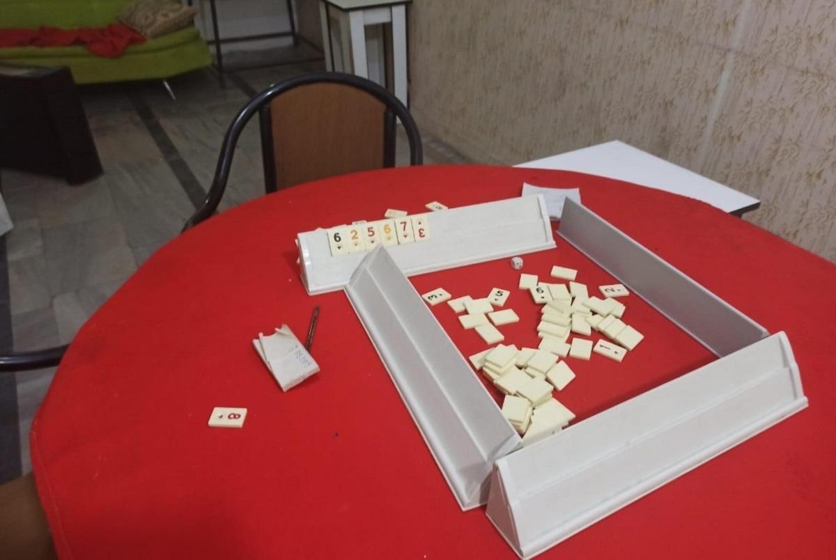 İş yerinde alkol alarak kumar oynarken yakalandılar