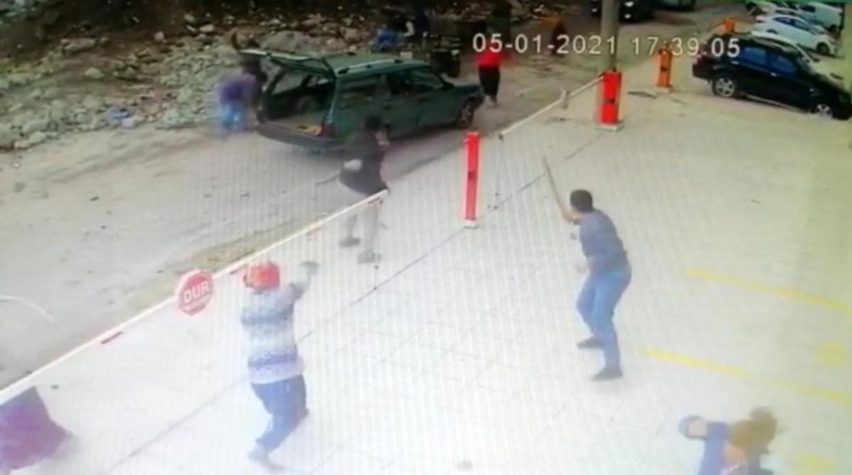 İzmir&rsquo;de hurdacıların demir savaşı: Enkaz başında taşlı sopalı kavga kamerada