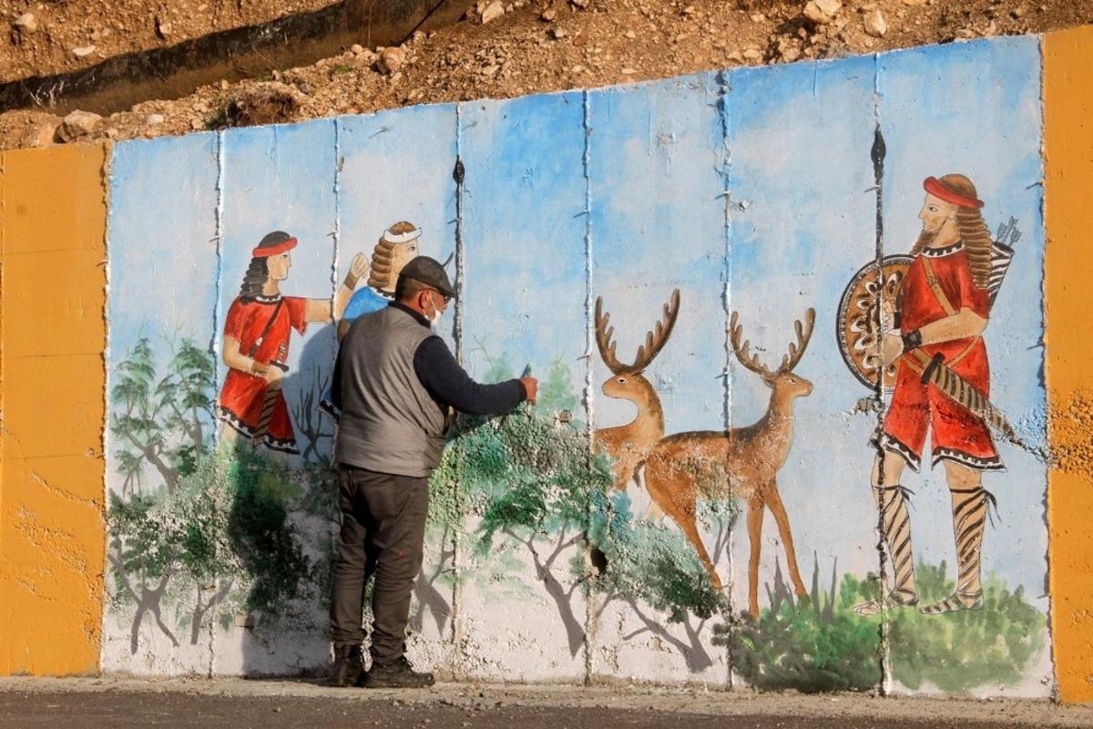 Seydikemer&rsquo;de antik kent &ouml;n&uuml;ndeki istinat duvarı tarihle renklendi