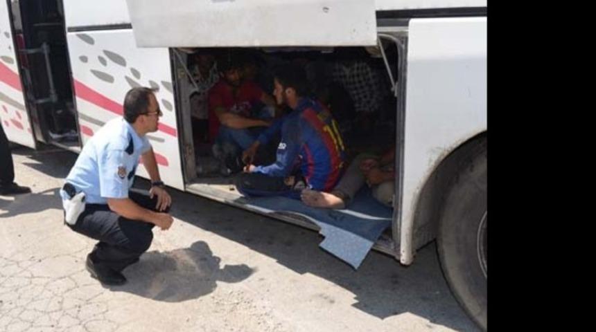 Yolcu otob&uuml;s&uuml;n&uuml; durduran polis şok oldu! Tam 119 kişi...