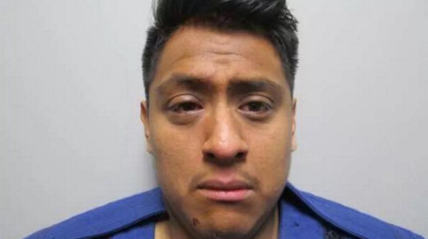 Annesini öldürdükten sonra kız kardeşiyle birlikte cesedin etrafında dans etti