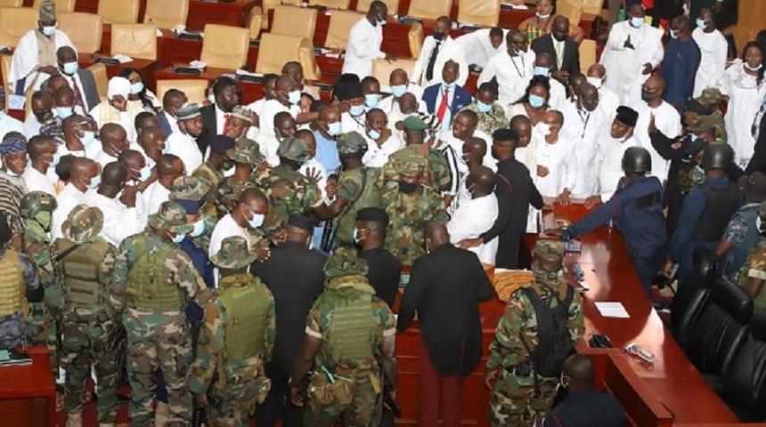 Gana parlamentosunda kavga çıktı: Ordu müdahalede bulundu!