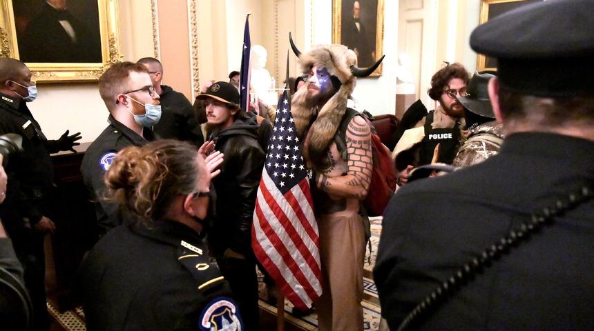 QAnon yanlıları Kongre Binası’na baskın yapan grubun bir parçasıydı