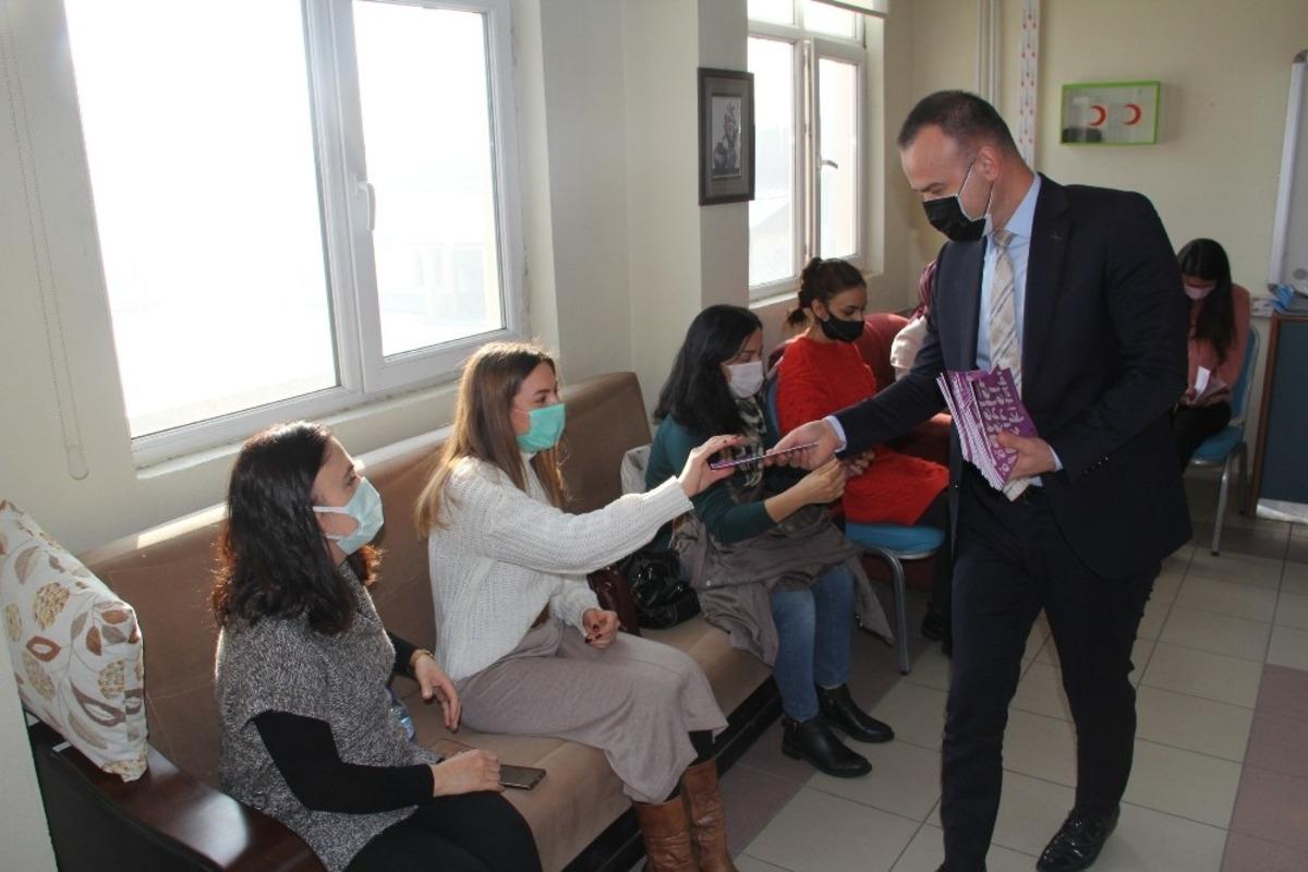 Ağrı Milli Eğitim M&uuml;d&uuml;r&uuml; Tekin, &ouml;ğretmenlere el kitabı dağıttı