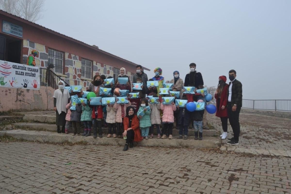 Hayırsever vatandaştan k&ouml;y okuluna k&uuml;t&uuml;phane