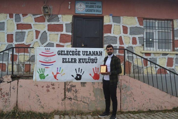 Hayırsever vatandaştan köy okuluna kütüphane G4