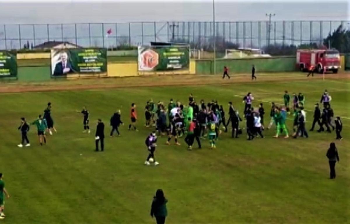 Ma&ccedil; sonrası futbolcular birbirine girdi