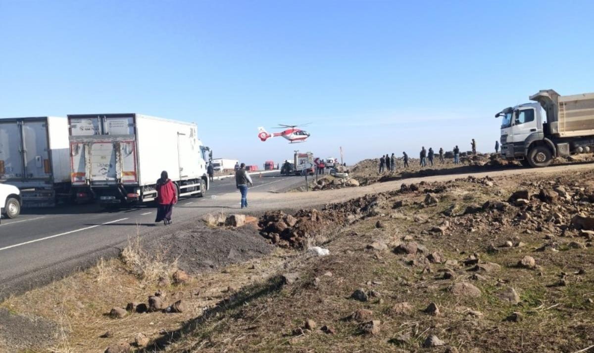 Kazada ağır yaralanan kişiye ambulans helikopterde m&uuml;dahale