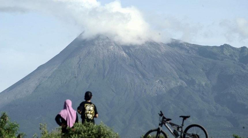 Endonezya’da yanardağ patlaması: 500 kişi tahliye edildi