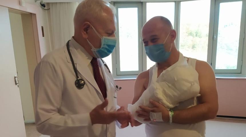 &Uuml;zerine d&uuml;şt&uuml;! Az kalsın parmağından oluyordu