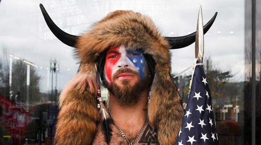 Kongre binasını basan kost&uuml;ml&uuml; saldırganın kimliği belli oldu