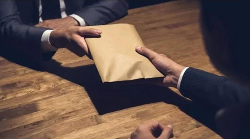 Sucuk, lokum, sigara ve para isteyen memur rüşvetten tutuklandı