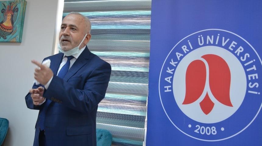 Rekt&ouml;r Pakiş gazetecilerle bir araya geldi