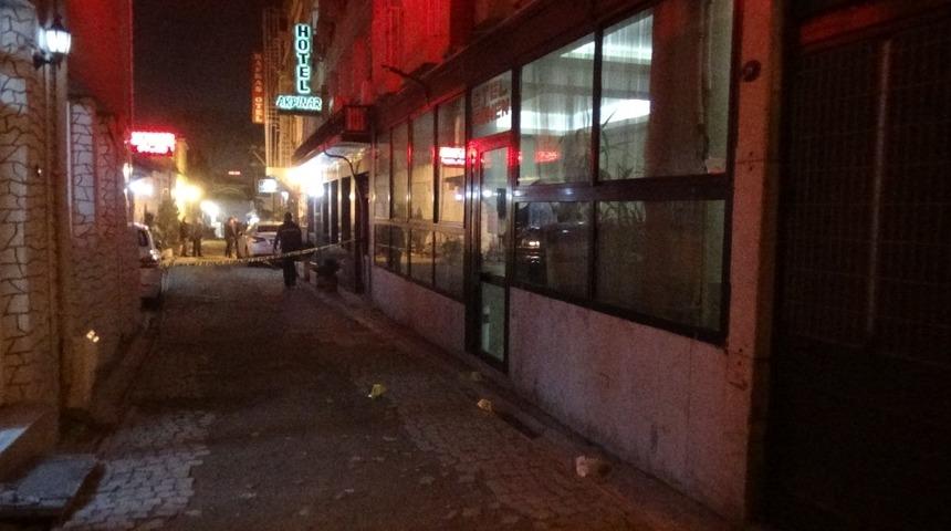 Oteldeki silahlı kavgada yaralanan kişi &ouml;ld&uuml;