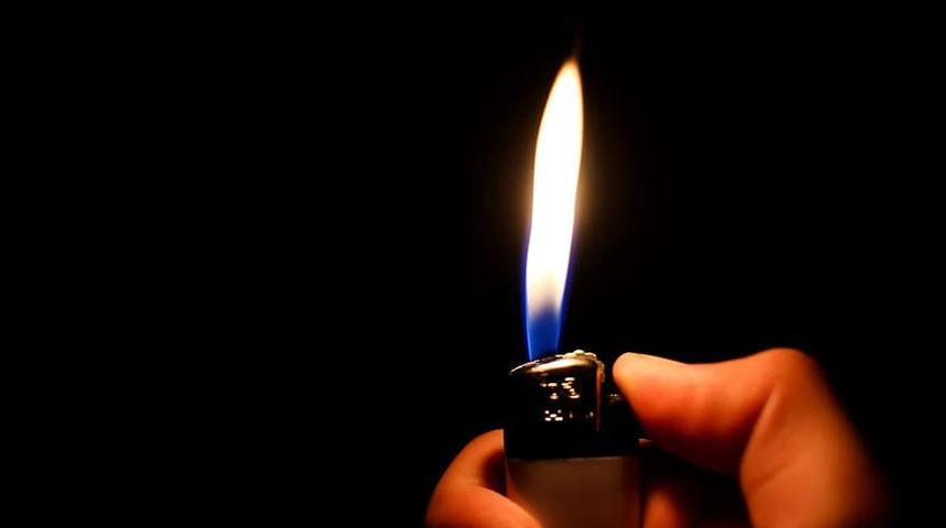 Mutfak tüpündeki gaz kaçağını çakmakla kontrol etmek isteyince yangın çıktı