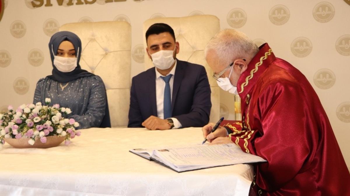 İl m&uuml;ft&uuml;s&uuml; 2021 yılının ilk resmi nikahını kıydı.