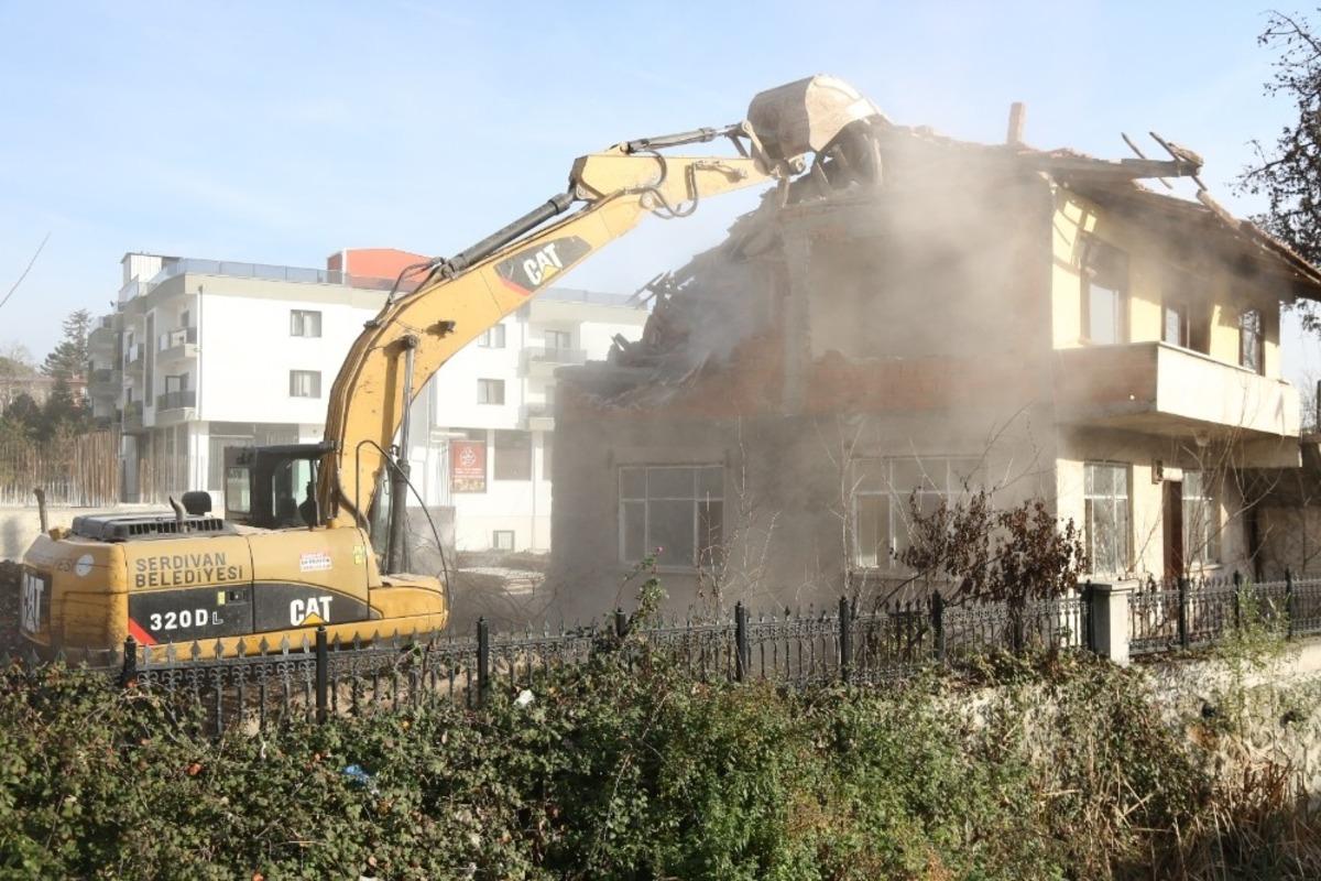 G&ouml;r&uuml;nt&uuml; kirliliği oluşturan ve yol &ccedil;alışmalarına engel olan yapılar kaldırılıyor
