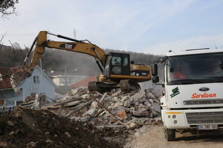 Görüntü kirliliği oluşturan ve yol çalışmalarına engel olan yapılar kaldırılıyor G3