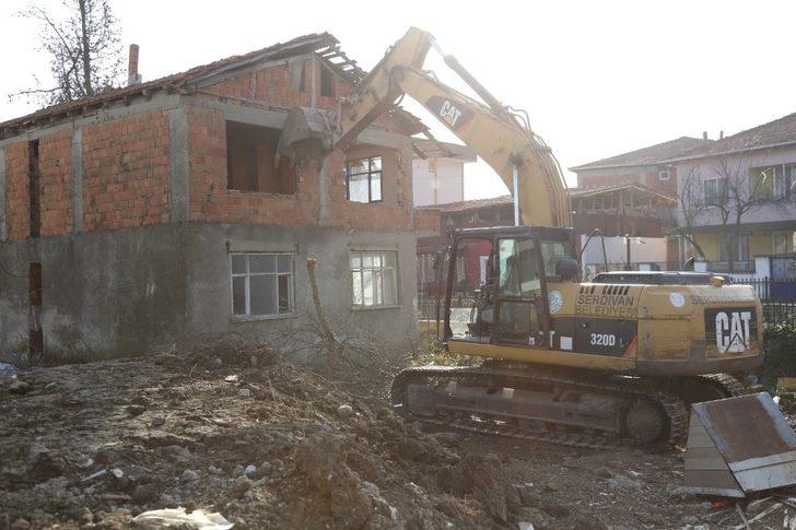 Görüntü kirliliği oluşturan ve yol çalışmalarına engel olan yapılar kaldırılıyor G5