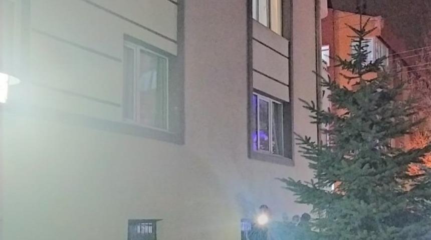 Pencereden d&uuml;şen yaşlı adam hayatını kaybetti