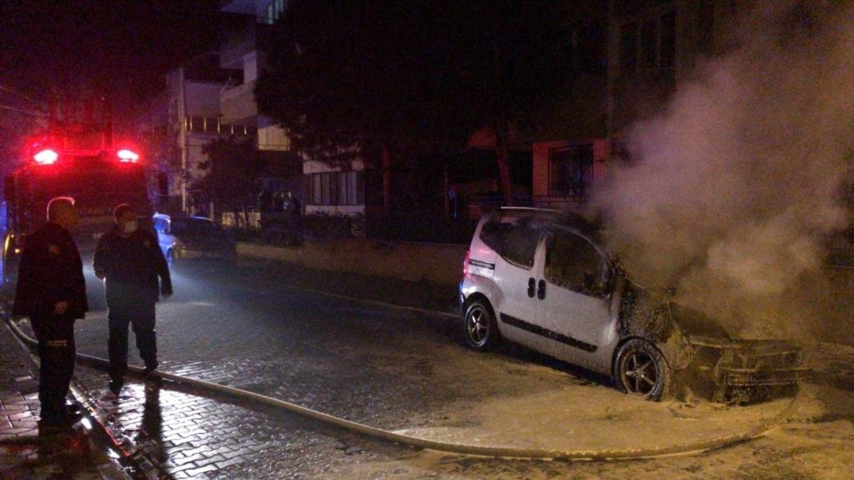 Park halinde yanan ara&ccedil; &ouml;n&uuml;ndeki aracı da yaktı