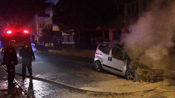 Park halinde yanan araç önündeki aracı da yaktı G1