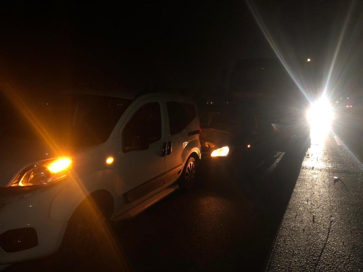 Yola d&uuml;şen lastik ara&ccedil;ları birbirine kattı