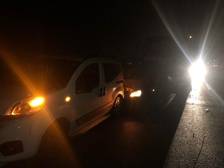 Yola düşen lastik araçları birbirine kattı G1