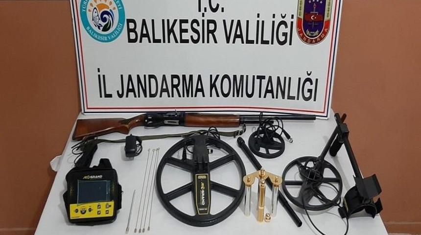 Balıkesir’de izinsiz kazıda 3 lahit ele geçirildi