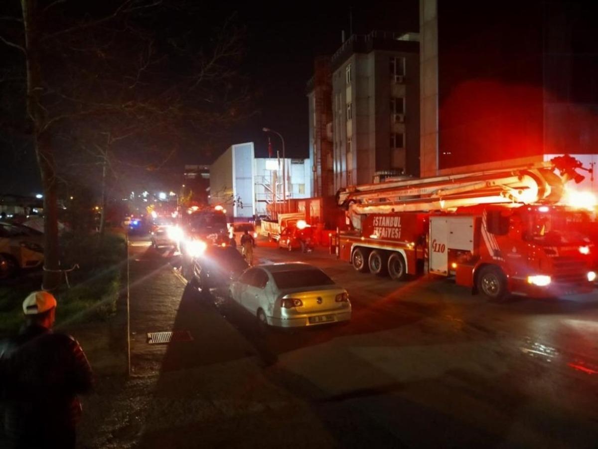 Tuzla&rsquo;da tersaneler b&ouml;lgesinde korkutan gemi yangını