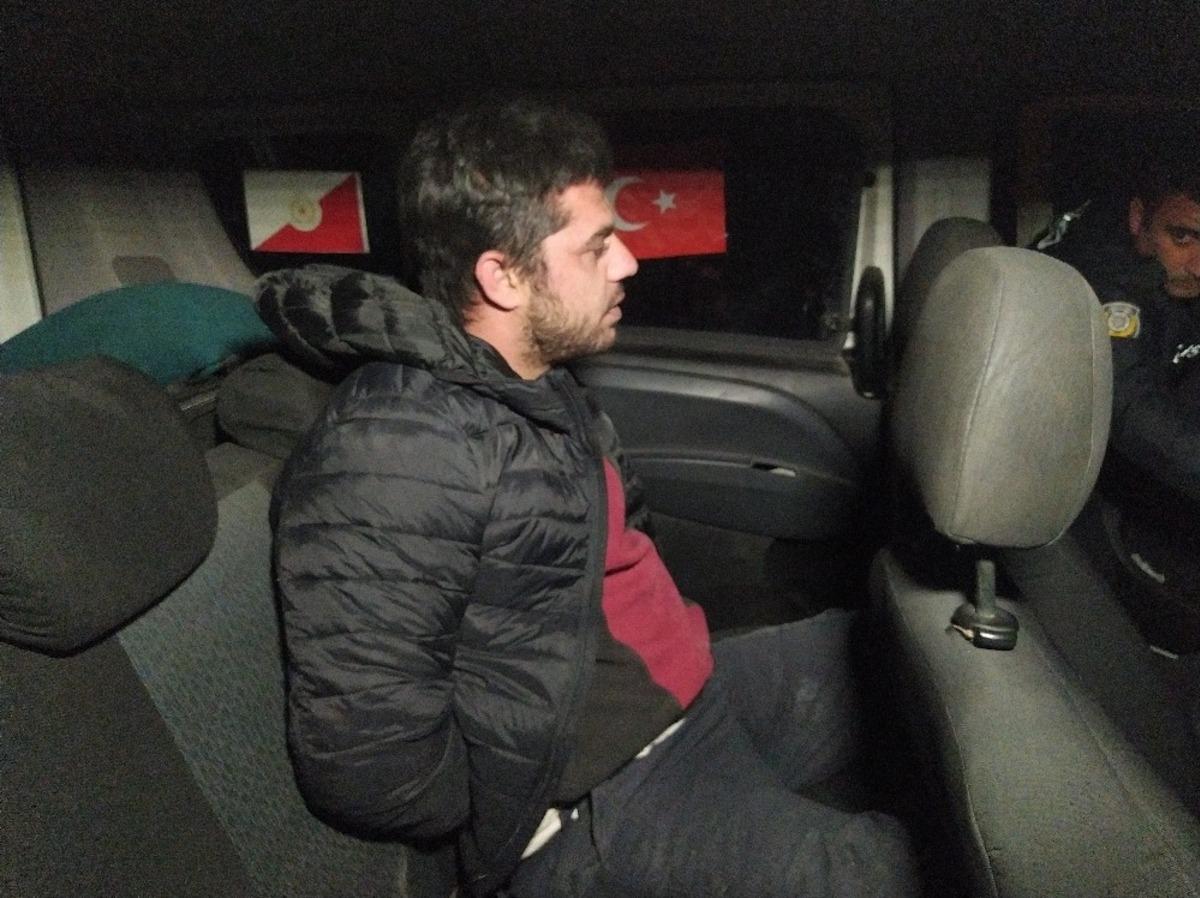 Ellerinde silahla polisten ka&ccedil;an ş&uuml;phelilerden biri yakalandı
