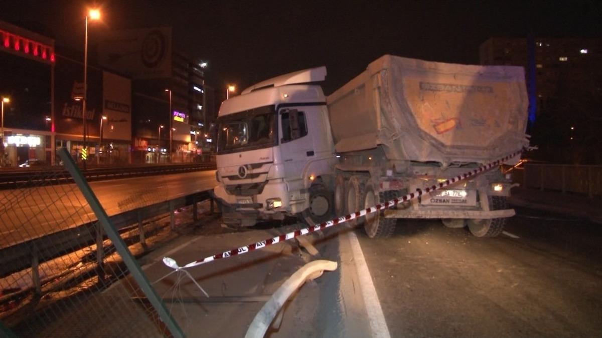 Otomobile &ccedil;arpmamak i&ccedil;in manevra yapan hafriyat kamyonu bariyerlere &ccedil;arptı