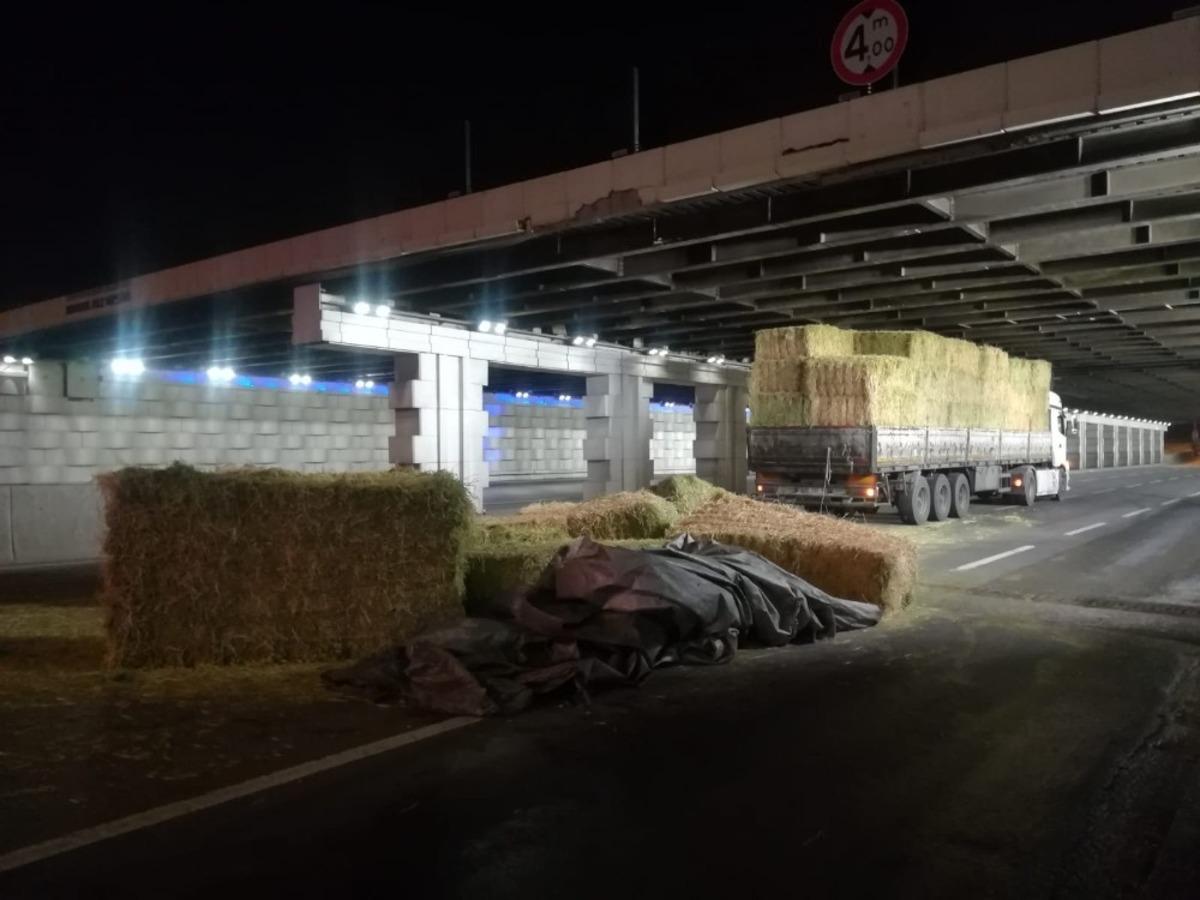 İzmir&rsquo;de saman y&uuml;kl&uuml; TIR alt ge&ccedil;ide sıkıştı