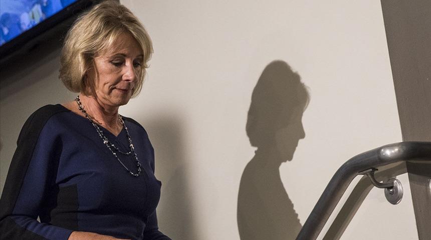Trump yönetiminde ayrılıklar sürüyor! Kongre baskınının ardından Eğitim Bakanı DeVos istifa etti