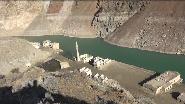 Artvin'de baraj suları çekildi, köy ortaya çıktı