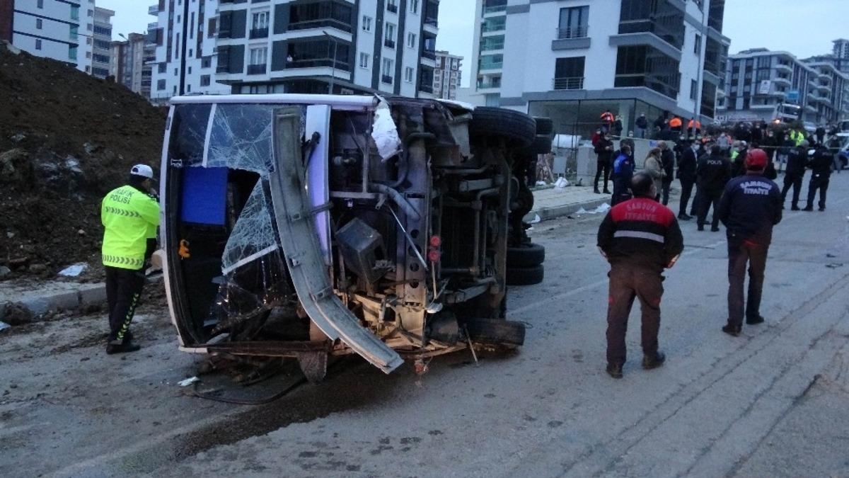 Belediye iş&ccedil;i servisi devrildi: 2 &ouml;l&uuml;, 23 yaralı